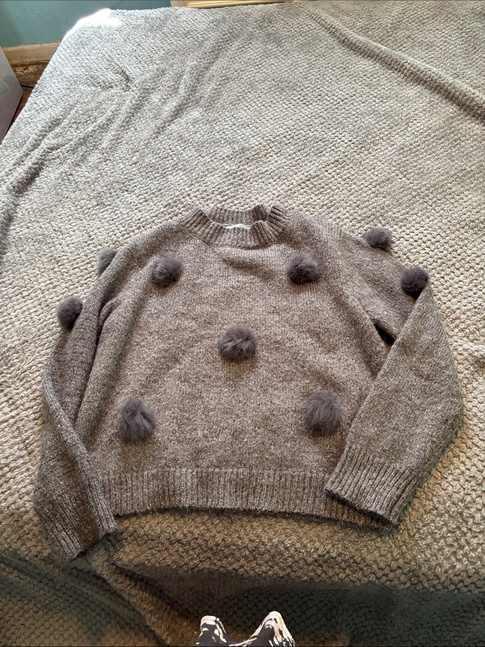 Womens size M Michelle Nicole Cozy Pom-Pom Crewneck Sweater - Gray